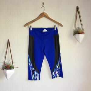NWT Fabletics Navassa Blue crop leggings